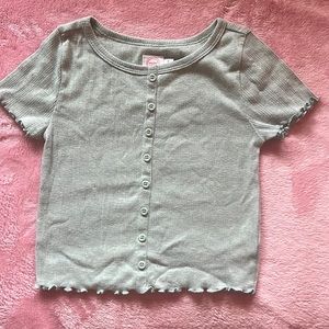 I’m selling this green shirt! It’s a 7-8 in kids and the brand is Wonder Nation.